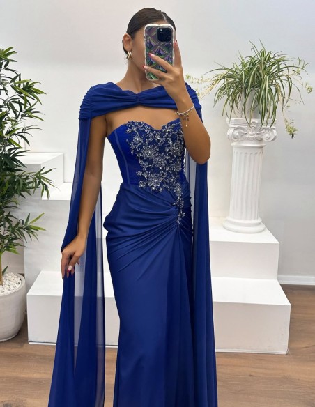 Robe de soirée avec encolure en strass, détails drapés et cape