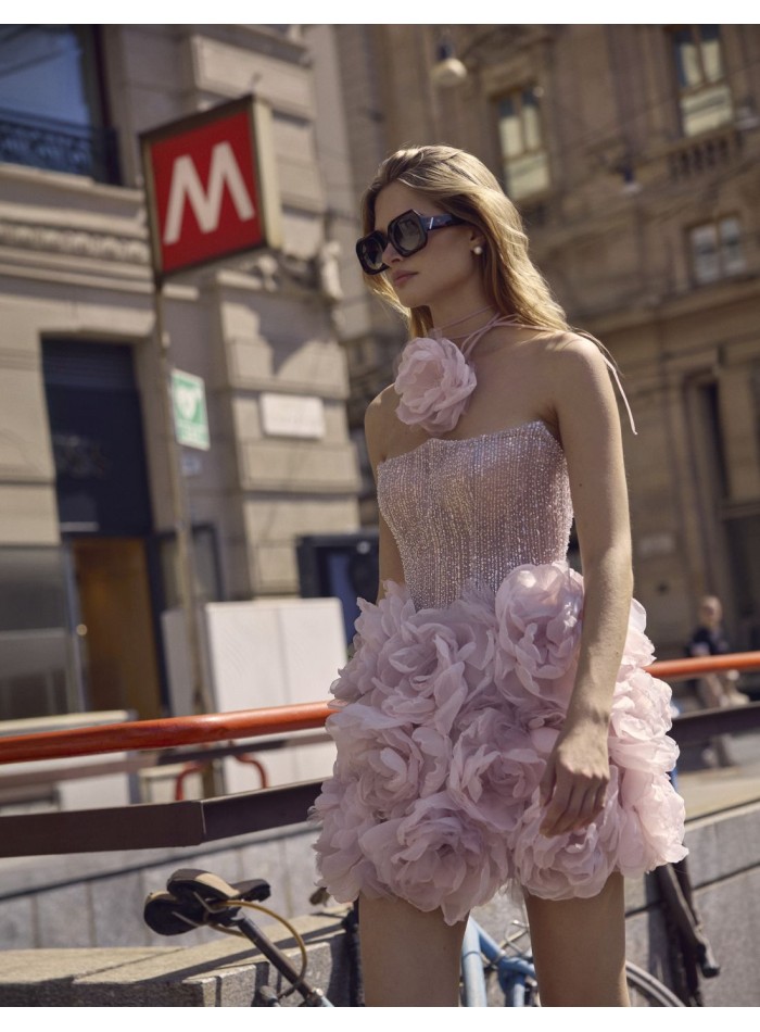 Robe courte de fête avec corsage brillant et...