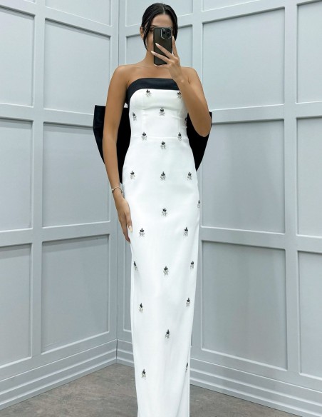 Vestido de fiesta largo con detalles de piedras y lazo en la espalda