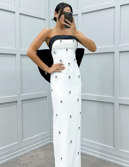 Robe longue de fête avec détails en pierre et nœud au dos