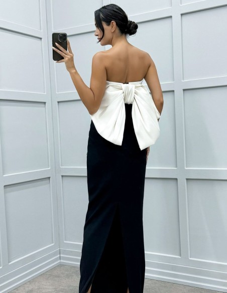 Vestido de fiesta largo con detalles de piedras y lazo en la espalda