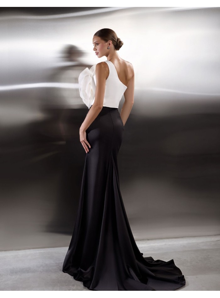 Robe longue asymétrique avec fleur maxi et jupe...