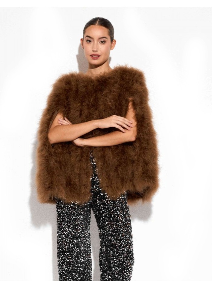 Capa de plumas de avestruz para invitada