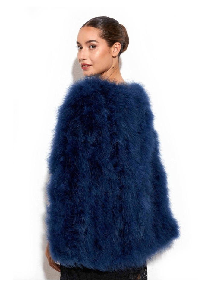 Capa de plumas de avestruz para invitada