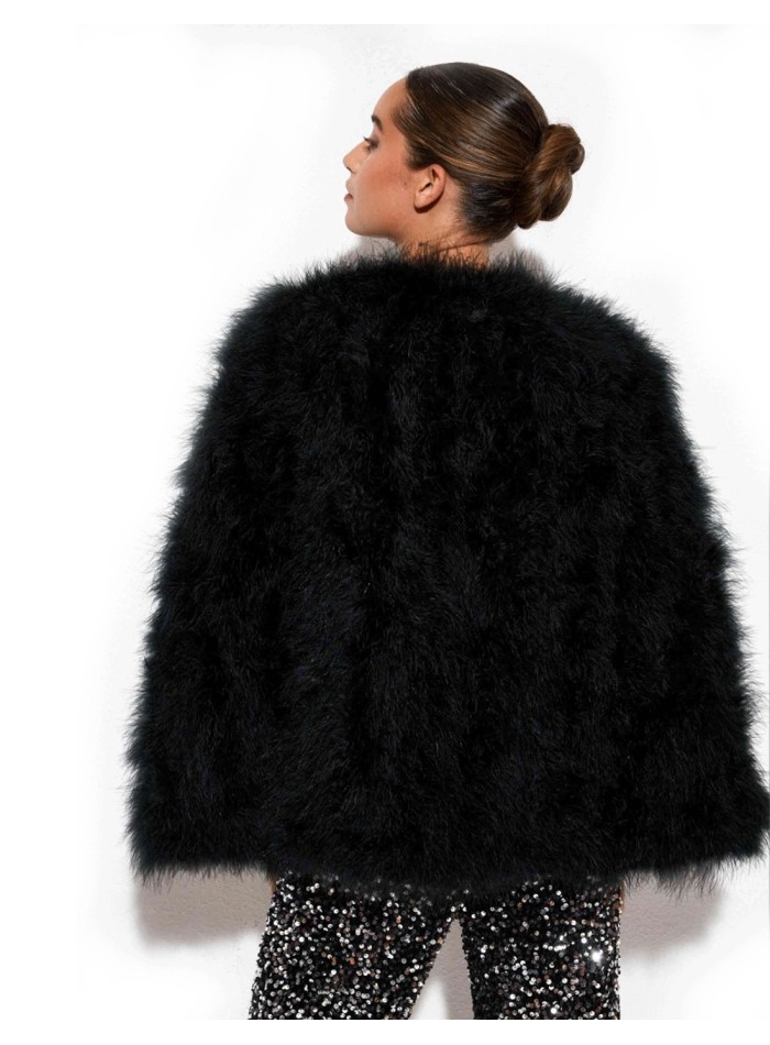 Capa de plumas de avestruz para invitada