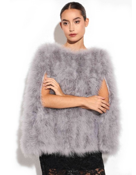 Capa de plumas de avestruz para invitada