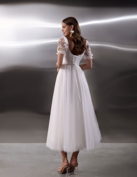 Vestido de fiesta midi en tul blanco con cuerpo bordado para bodas civiles