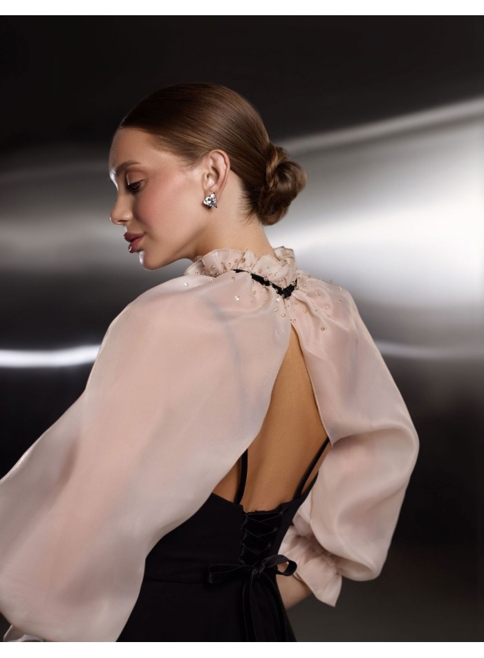 Robe courte de soirée avec manches bouffantes...