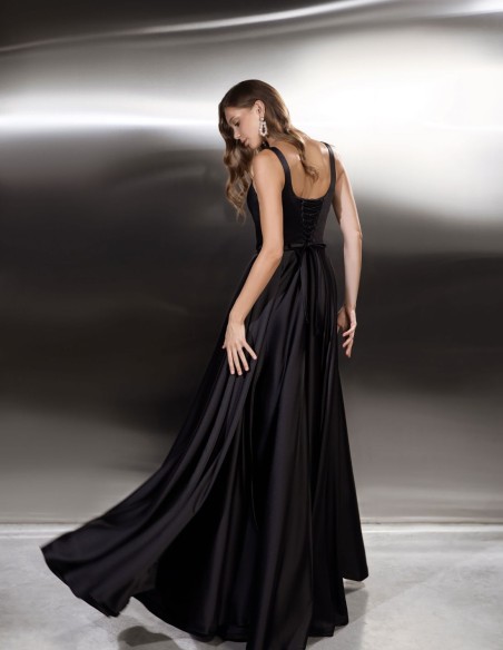 Long party dress with buttons and slit in the skirt