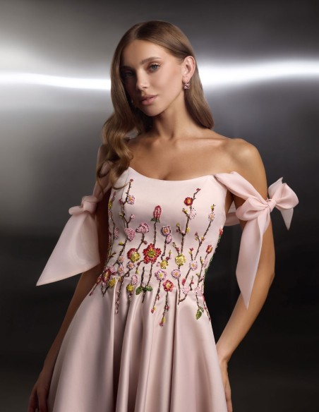 Robe de soirée midi avec corsage brodé de fleurs et bretelles à lacets