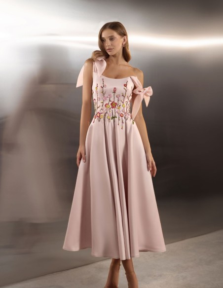 Robe de soirée midi avec corsage brodé de fleurs et bretelles à lacets