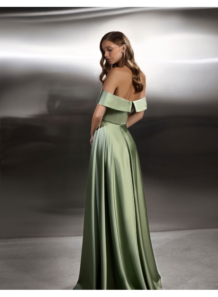 Robe longue satinée avec encolure bandeau et...