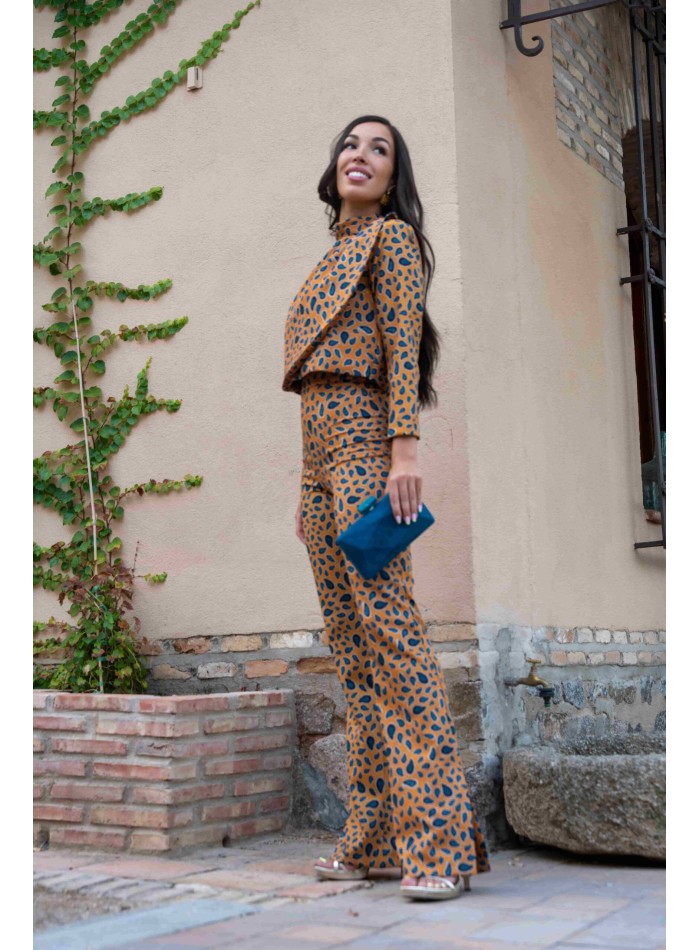 Conjunto de pantalón con crop top estampado