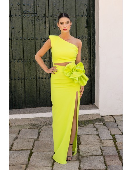 Robe longue à manches asymétriques et découpes à la chaux