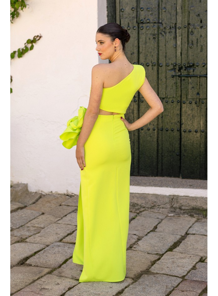 Robe longue à manches asymétriques et découpes...