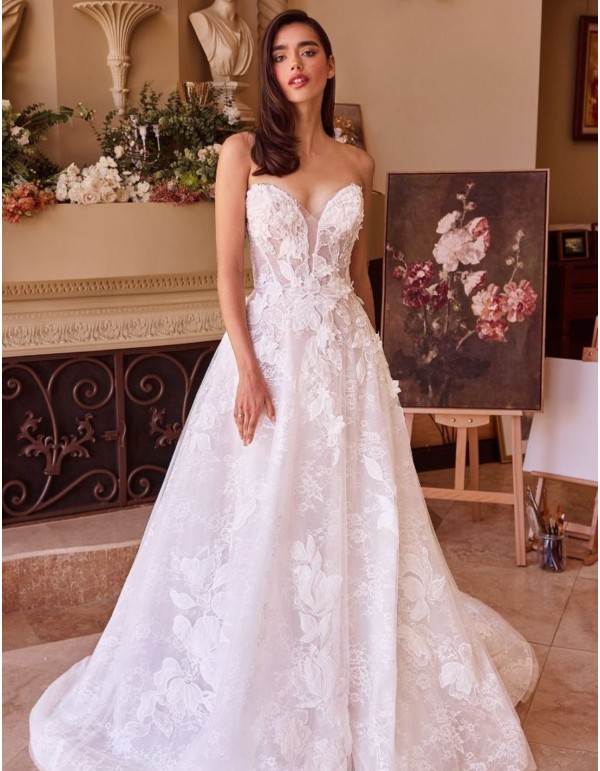 A-line lace wedding dress with sweetheart neckline
