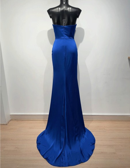 robe de soirée en satin sans bretelles avec corsage drapé et ouverture sur le devant