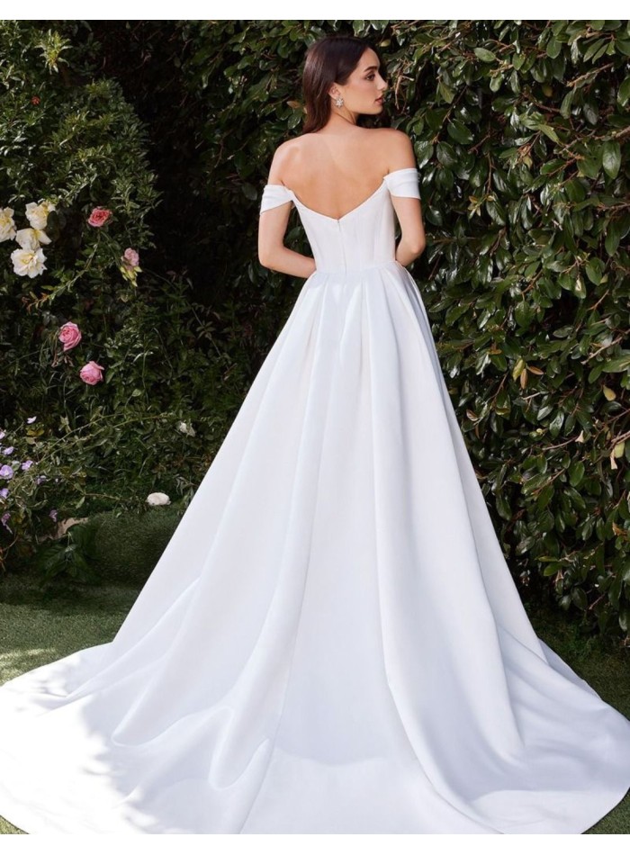 Robe de mariée en satin doux avec épaules ouvertes