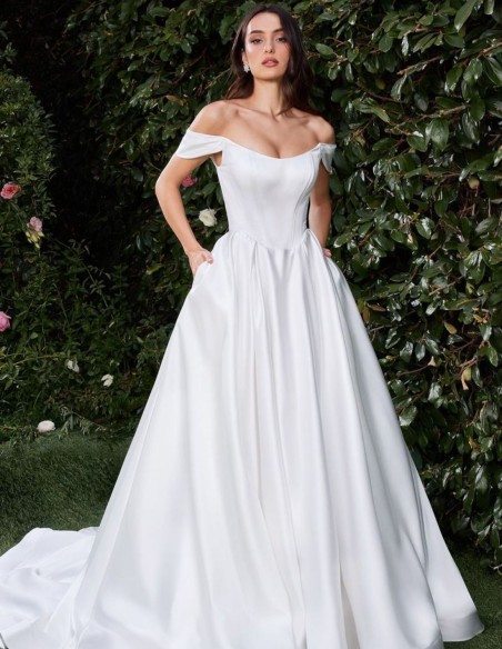 Robe de mariée en satin doux avec épaules ouvertes